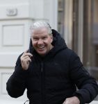 Amsterdam 22 december 2025
Dreis Roelvink bellend op de pc hooftstraat