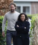 Ilpendam 15 december 2025
De eerste foto's van Fajah Lourens met haar nieuwe vriend Coen bij haar huis .