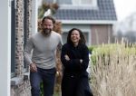 Ilpendam 15 december 2025
De eerste foto's van Fajah Lourens met haar nieuwe vriend Coen bij haar huis .