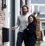 Ilpendam 15 december 2025
De eerste foto's van Fajah Lourens met haar nieuwe vriend Coen bij haar huis .