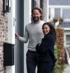Ilpendam 15 december 2025
De eerste foto's van Fajah Lourens met haar nieuwe vriend Coen bij haar huis .