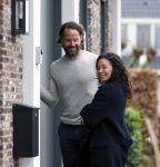 Ilpendam 15 december 2025
De eerste foto's van Fajah Lourens met haar nieuwe vriend Coen bij haar huis .