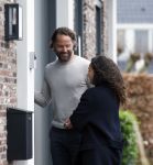 Ilpendam 15 december 2025
De eerste foto's van Fajah Lourens met haar nieuwe vriend Coen bij haar huis .