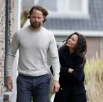 Ilpendam 15 december 2025
De eerste foto's van Fajah Lourens met haar nieuwe vriend Coen bij haar huis .