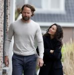 Ilpendam 15 december 2025
De eerste foto's van Fajah Lourens met haar nieuwe vriend Coen bij haar huis .