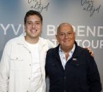 Bussum 8 december 2025
Premiere theatwershow Voor Altijd van Yves Berendse in t Spant. jack v Gelder kwam met zijn kleinzoon