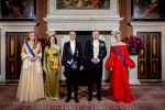 Amsterdam 11 december 2025
 Koning Willem-Alexander en koningin Maxima verwelkomen de president van Finland Alexander Stubb met zijn echtgenote Suzanne Innes-Stubb op de Dam op de eerste dag van een tweedaags staatsbezoek aan Nederland. s Avonds was het staatsbanket waar ook Prinses Amlia aanwezig was.