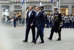 Amsterdam 11 december 2025
 Koning Willem-Alexander en koningin Maxima verwelkomende president van Finland Alexander Stubb met zijn echtgenote Suzanne Innes-Stubb op de Dam op de eerste dag van een tweedaags staatsbezoek aan Nederland