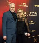 Papendal 17 december 2025
Sportgala waar oa de sportman en sportvrouw van het jaar gekozen worden . Sarina Wiegman kwam met haar man en werd gekozen tot coach van het jaar