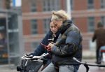 Amsterdam 29 december 2025
Sophie Hilbrand met mobieltje op de fiets in Amsterdam West