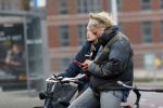 Amsterdam 29 december 2025
Sophie Hilbrand met mobieltje op de fiets in Amsterdam West
