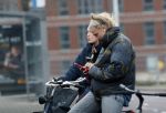 Amsterdam 29 december 2025
Sophie Hilbrand met mobieltje op de fiets in Amsterdam West