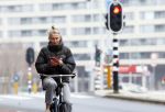 Amsterdam 29 december 2025
Sophie Hilbrand met mobieltje op de fiets in Amsterdam West