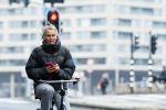 Amsterdam 29 december 2025
Sophie Hilbrand met mobieltje op de fiets in Amsterdam West
