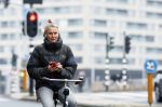 Amsterdam 29 december 2025
Sophie Hilbrand met mobieltje op de fiets in Amsterdam West