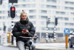 Amsterdam 29 december 2025
Sophie Hilbrand met mobieltje op de fiets in Amsterdam West
