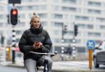Amsterdam 29 december 2025
Sophie Hilbrand met mobieltje op de fiets in Amsterdam West