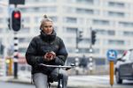 Amsterdam 29 december 2025
Sophie Hilbrand met mobieltje op de fiets in Amsterdam West