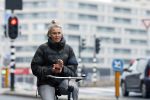 Amsterdam 29 december 2025
Sophie Hilbrand met mobieltje op de fiets in Amsterdam West