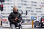 Amsterdam 29 december 2025
Sophie Hilbrand met mobieltje op de fiets in Amsterdam West