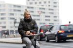 Amsterdam 29 december 2025
Sophie Hilbrand met mobieltje op de fiets in Amsterdam West