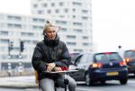 Amsterdam 29 december 2025
Sophie Hilbrand met mobieltje op de fiets in Amsterdam West