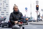 Amsterdam 29 december 2025
Sophie Hilbrand met mobieltje op de fiets in Amsterdam West