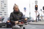 Amsterdam 29 december 2025
Sophie Hilbrand met mobieltje op de fiets in Amsterdam West