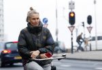 Amsterdam 29 december 2025
Sophie Hilbrand met mobieltje op de fiets in Amsterdam West