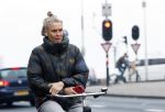 Amsterdam 29 december 2025
Sophie Hilbrand met mobieltje op de fiets in Amsterdam West