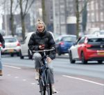 Amsterdam 29 december 2025
Sophie Hilbrand met mobieltje op de fiets in Amsterdam West