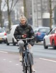 Amsterdam 29 december 2025
Sophie Hilbrand met mobieltje op de fiets in Amsterdam West