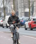 Amsterdam 29 december 2025
Sophie Hilbrand met mobieltje op de fiets in Amsterdam West