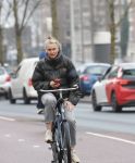 Amsterdam 29 december 2025
Sophie Hilbrand met mobieltje op de fiets in Amsterdam West