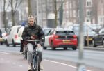 Amsterdam 29 december 2025
Sophie Hilbrand met mobieltje op de fiets in Amsterdam West