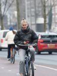 Amsterdam 29 december 2025
Sophie Hilbrand met mobieltje op de fiets in Amsterdam West