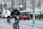 Amsterdam 29 december 2025
Sophie Hilbrand met mobieltje op de fiets in Amsterdam West
