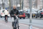Amsterdam 29 december 2025
Sophie Hilbrand met mobieltje op de fiets in Amsterdam West