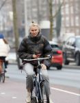 Amsterdam 29 december 2025
Sophie Hilbrand met mobieltje op de fiets in Amsterdam West