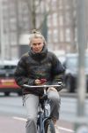 Amsterdam 29 december 2025
Sophie Hilbrand met mobieltje op de fiets in Amsterdam West
