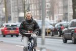 Amsterdam 29 december 2025
Sophie Hilbrand met mobieltje op de fiets in Amsterdam West