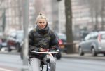 Amsterdam 29 december 2025
Sophie Hilbrand met mobieltje op de fiets in Amsterdam West