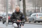 Amsterdam 29 december 2025
Sophie Hilbrand met mobieltje op de fiets in Amsterdam West