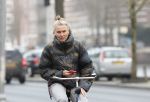 Amsterdam 29 december 2025
Sophie Hilbrand met mobieltje op de fiets in Amsterdam West