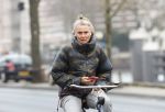 Amsterdam 29 december 2025
Sophie Hilbrand met mobieltje op de fiets in Amsterdam West