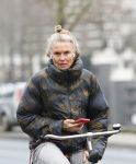 Amsterdam 29 december 2025
Sophie Hilbrand met mobieltje op de fiets in Amsterdam West