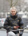 Amsterdam 29 december 2025
Sophie Hilbrand met mobieltje op de fiets in Amsterdam West