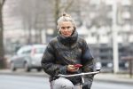 Amsterdam 29 december 2025
Sophie Hilbrand met mobieltje op de fiets in Amsterdam West