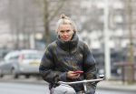 Amsterdam 29 december 2025
Sophie Hilbrand met mobieltje op de fiets in Amsterdam West