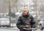 Amsterdam 29 december 2025
Sophie Hilbrand met mobieltje op de fiets in Amsterdam West